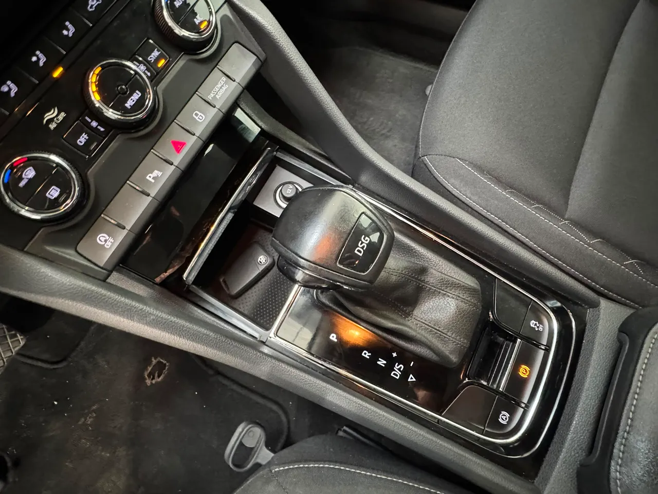 Skoda Karoq 2.0 TDI AdBlue Ambition DSG 116 CV 2021 en Arganda del Rey – foto 16
